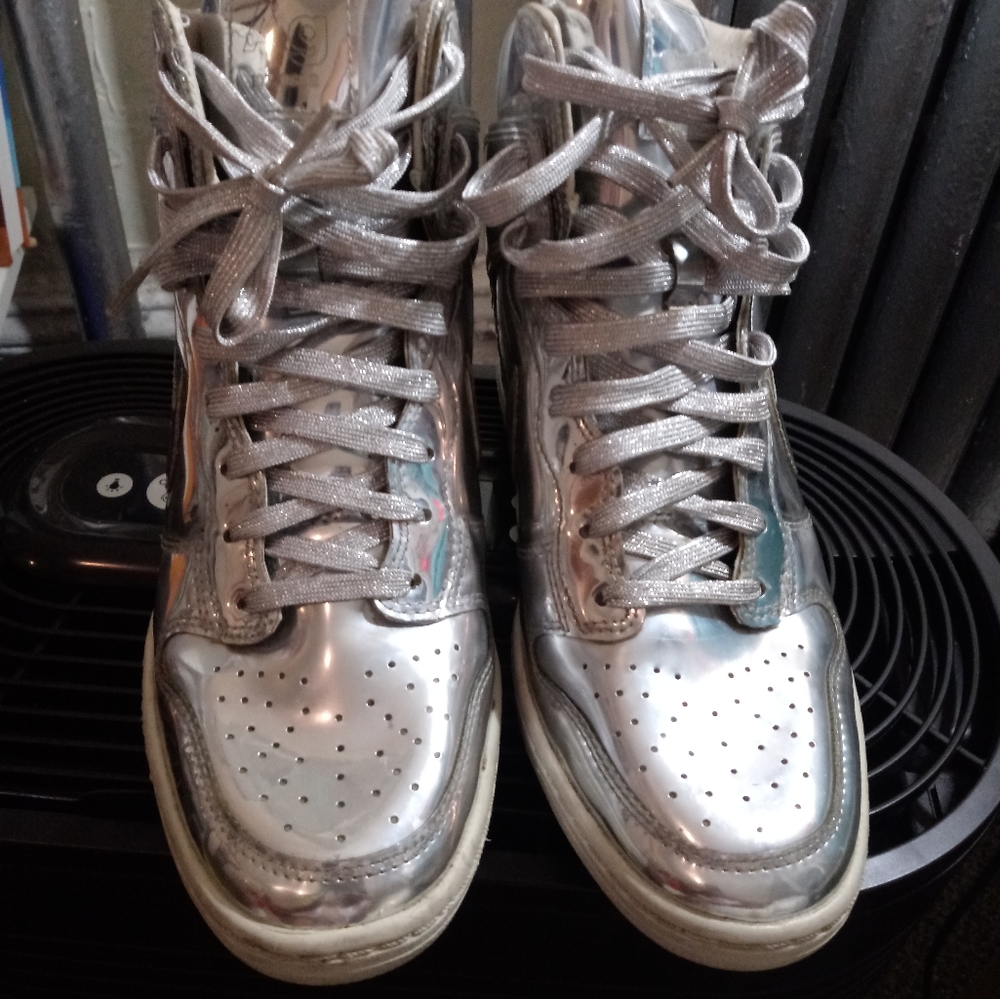 Wmns Dunk Sky Hi SP
“Liquid Si